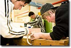 Foto von Jugendlichen in einer Werkstatt von BVB-Bad Tölz