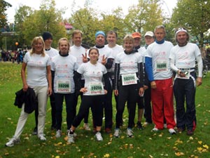 Bild von den 12 Miles4Help-Staffel-Läufern vor dem Rennen