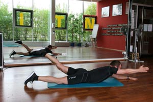 Körperstabilisationsübung Arme + Beine heben im Schwimmer 2 (2)